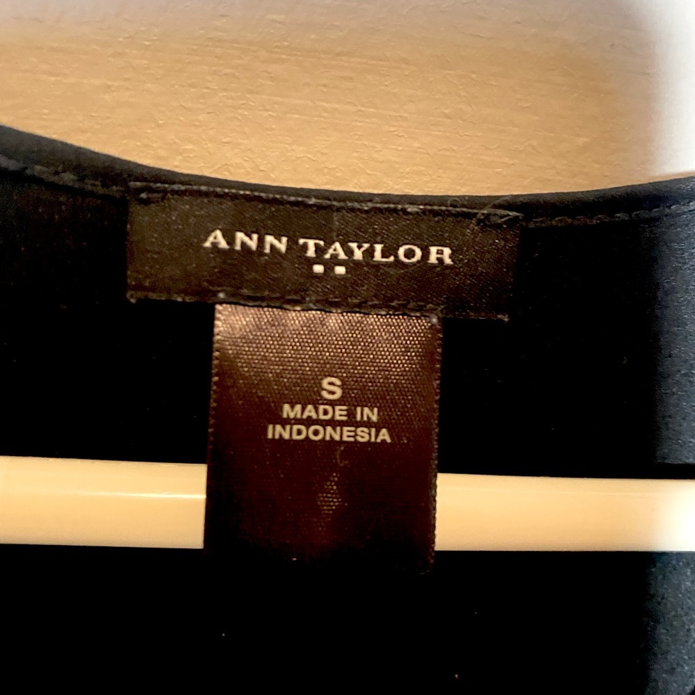 Ann Taylor sleeveless blouse - GREAT CONDITION - Picture 4 of 9